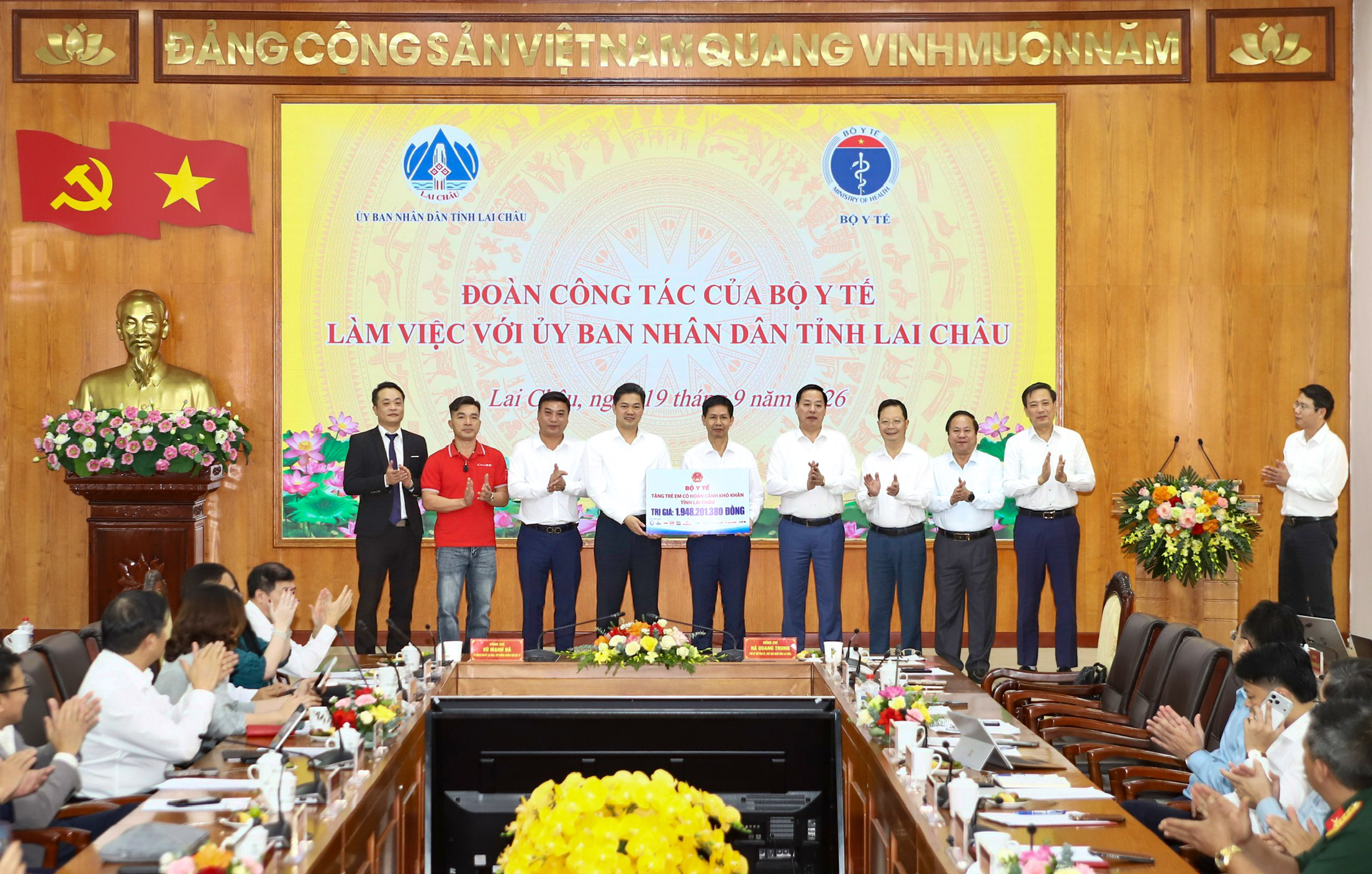 Thứ trưởng Thường trực Bộ Y tế Vũ Mạnh Hà và Đoàn công tác trao tặng quà cho tỉnh Lai Châu.